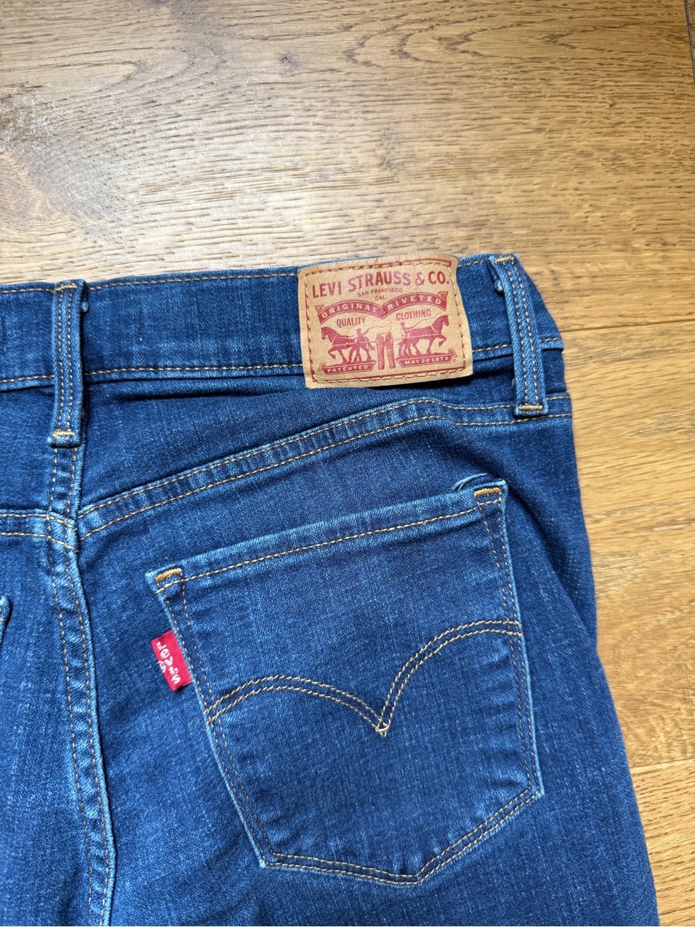 Levi's High Rise 315 shaping Bootcut Jeans in a dark wash. Size 28 - Picture 4 of 6